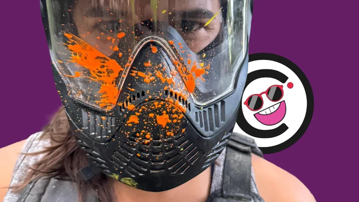 Grupo de amigos jugando paintball en Córdoba