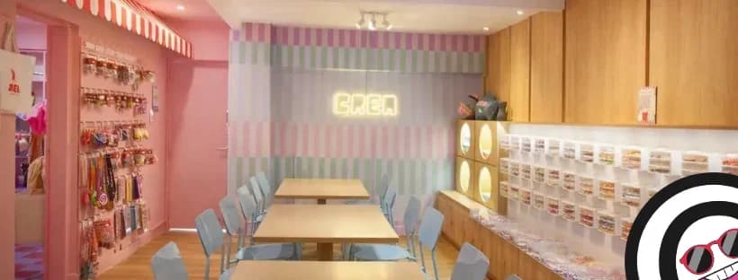 Una persona personalizando un objeto en CREA Espacio Creativo y Café