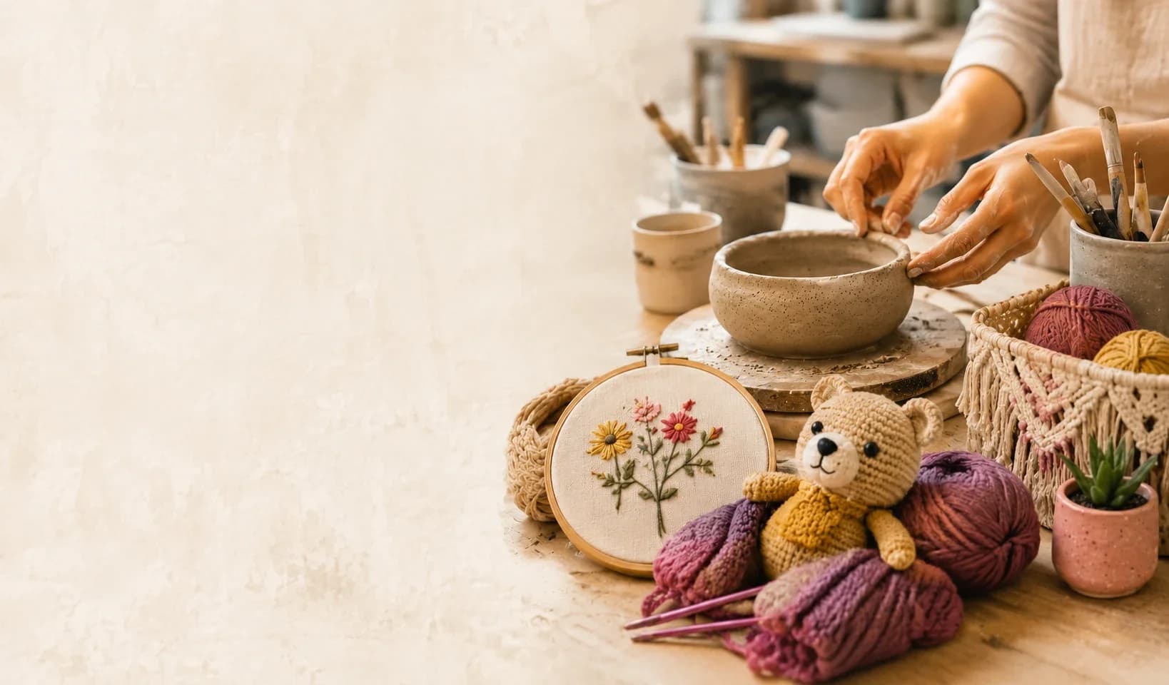 Mujeres creando en un taller de Veranda Deco & Diseño en Córdoba