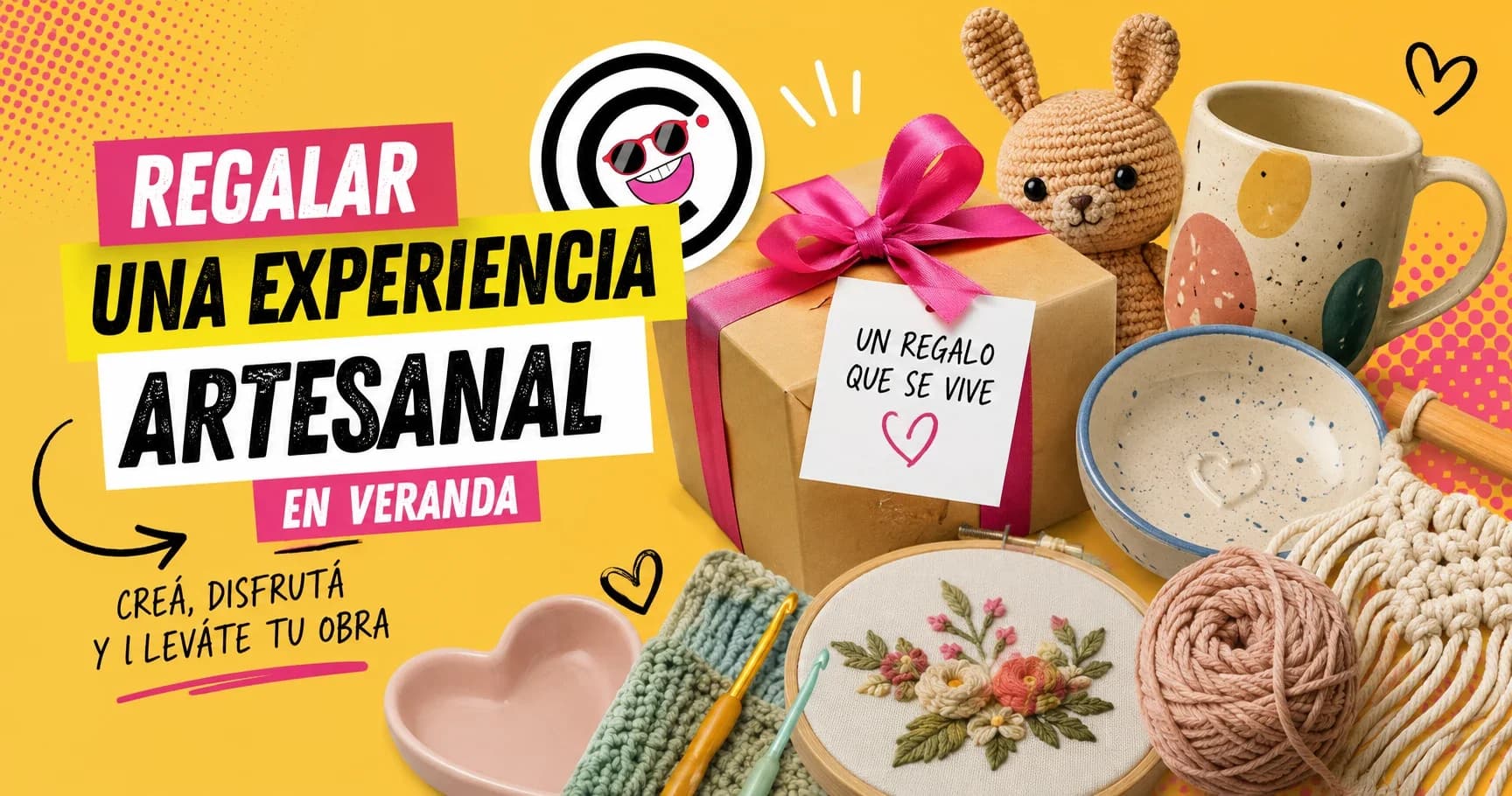 Persona modelando arcilla en un taller artesanal de cerámica