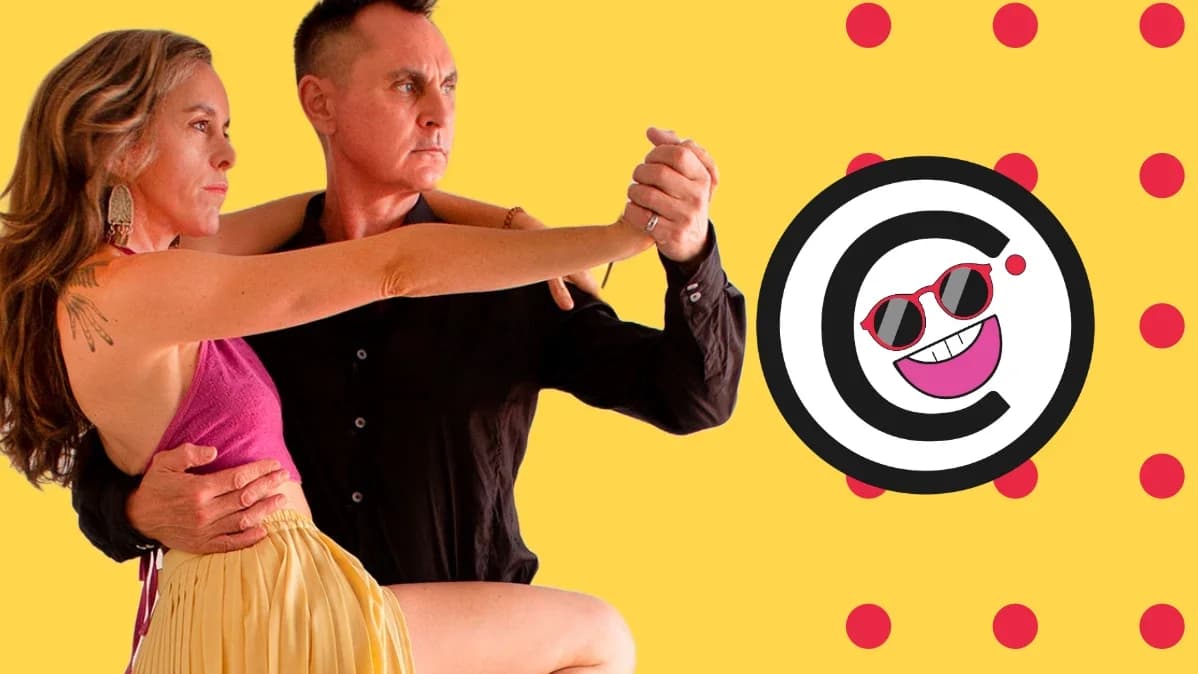 Pareja bailando tango en una clase privada en Barcelona