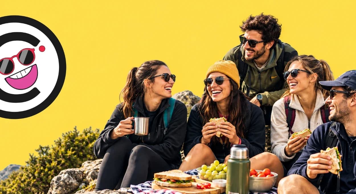 Grupo haciendo trekking y compartiendo un picnic al aire libre
