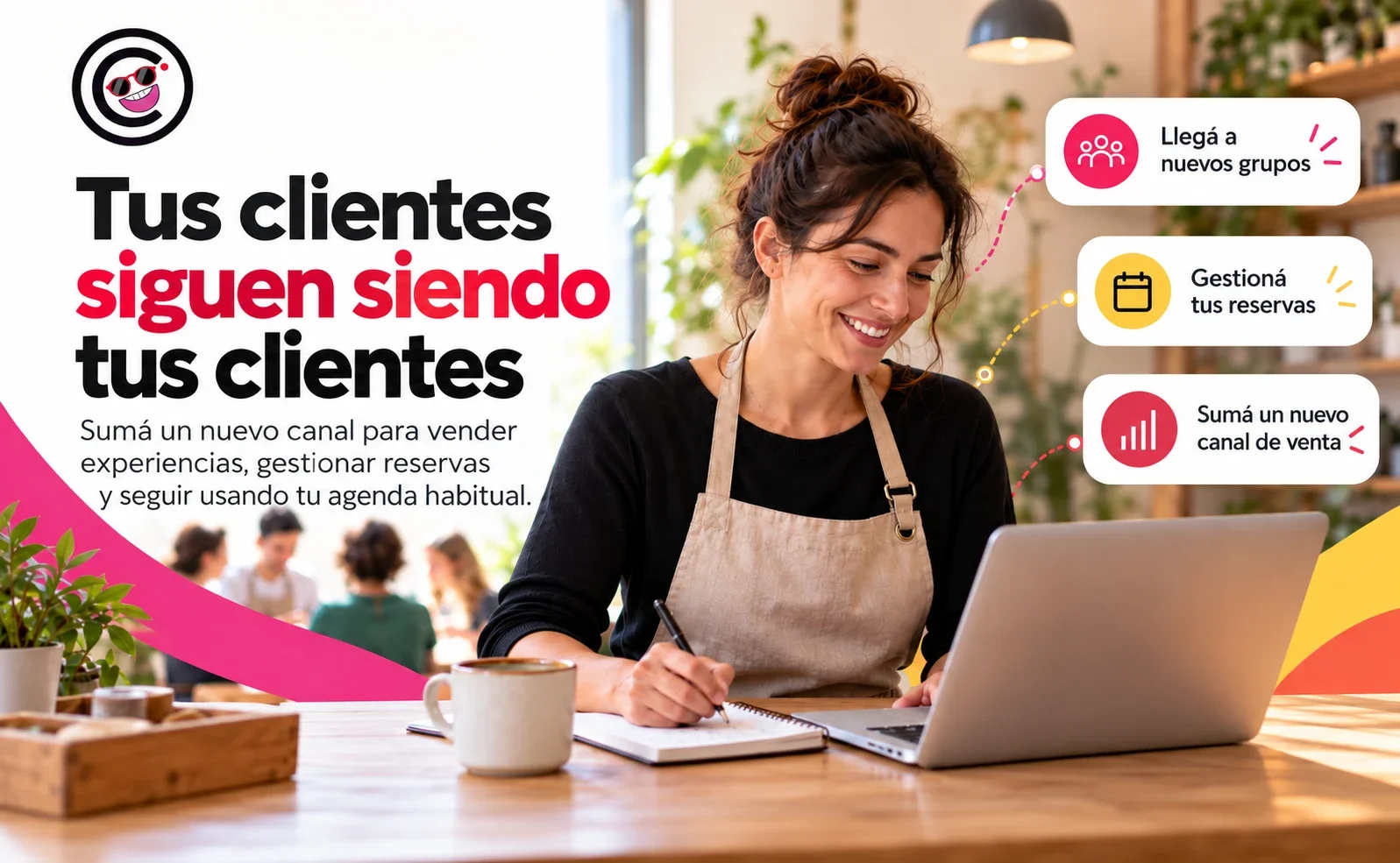 Una persona sonriendo mientras usa una tablet, representando la gestión de un negocio online con Celebrae.